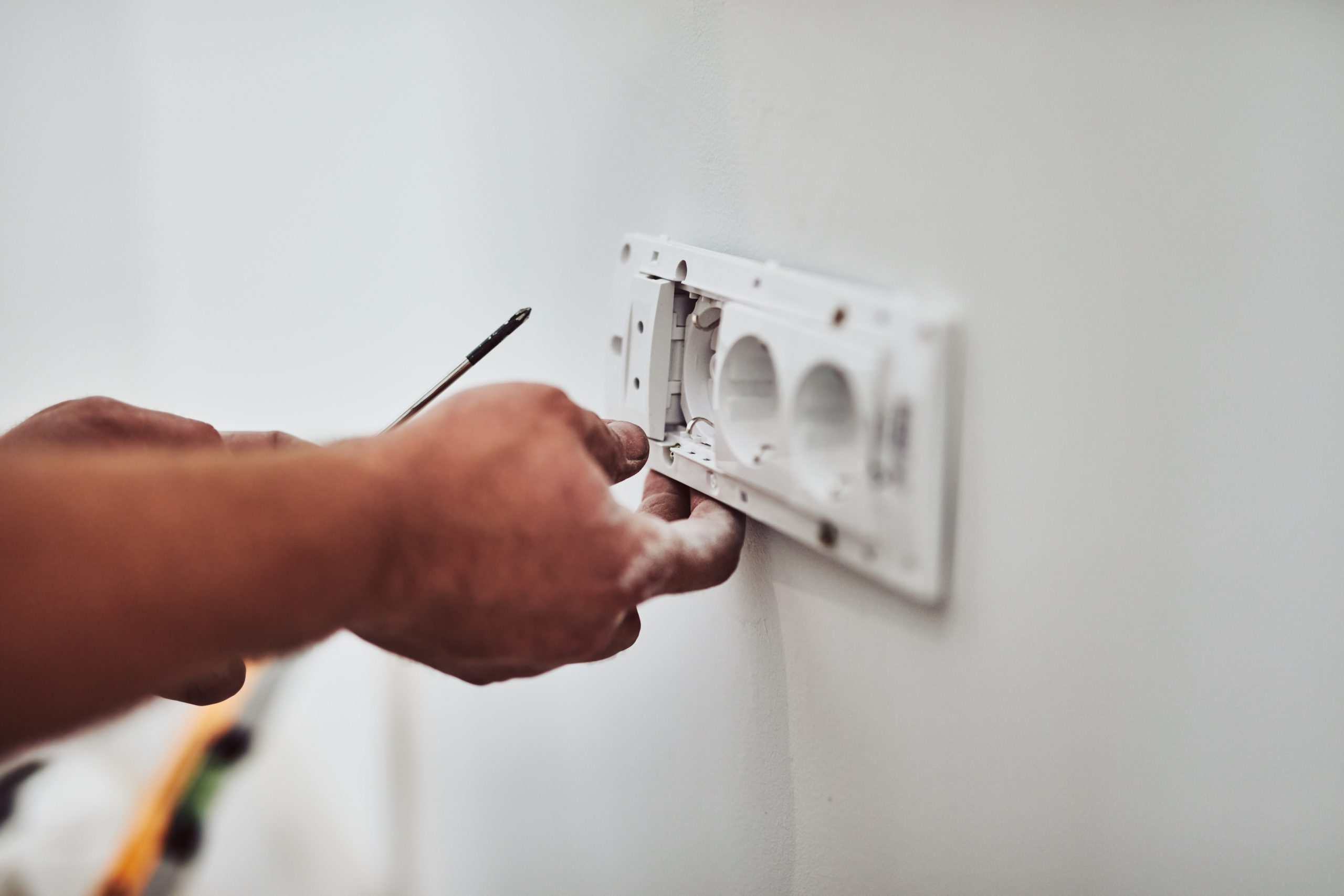 Electricista atendiendo una urgencia eléctrica en Valencia