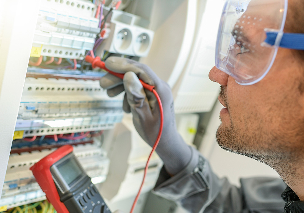 Electricista revisando una instalación eléctrica en Valencia