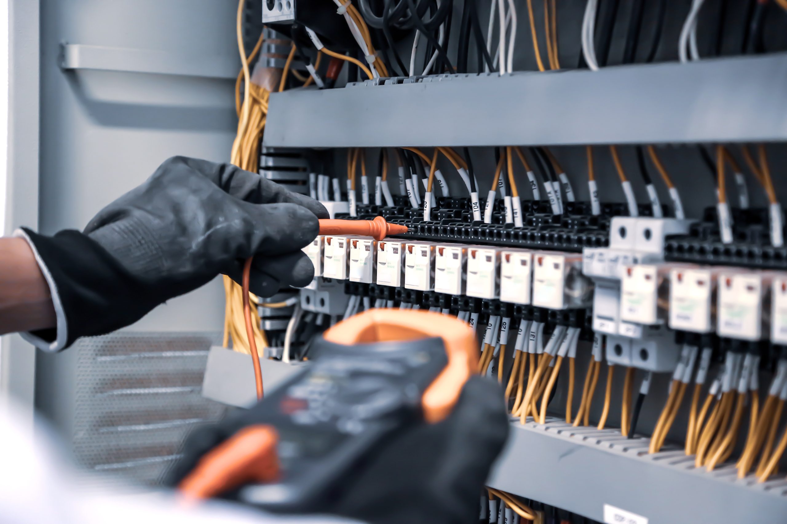 Electricista midiendo una instalación para localizar la causa del salto del diferencial