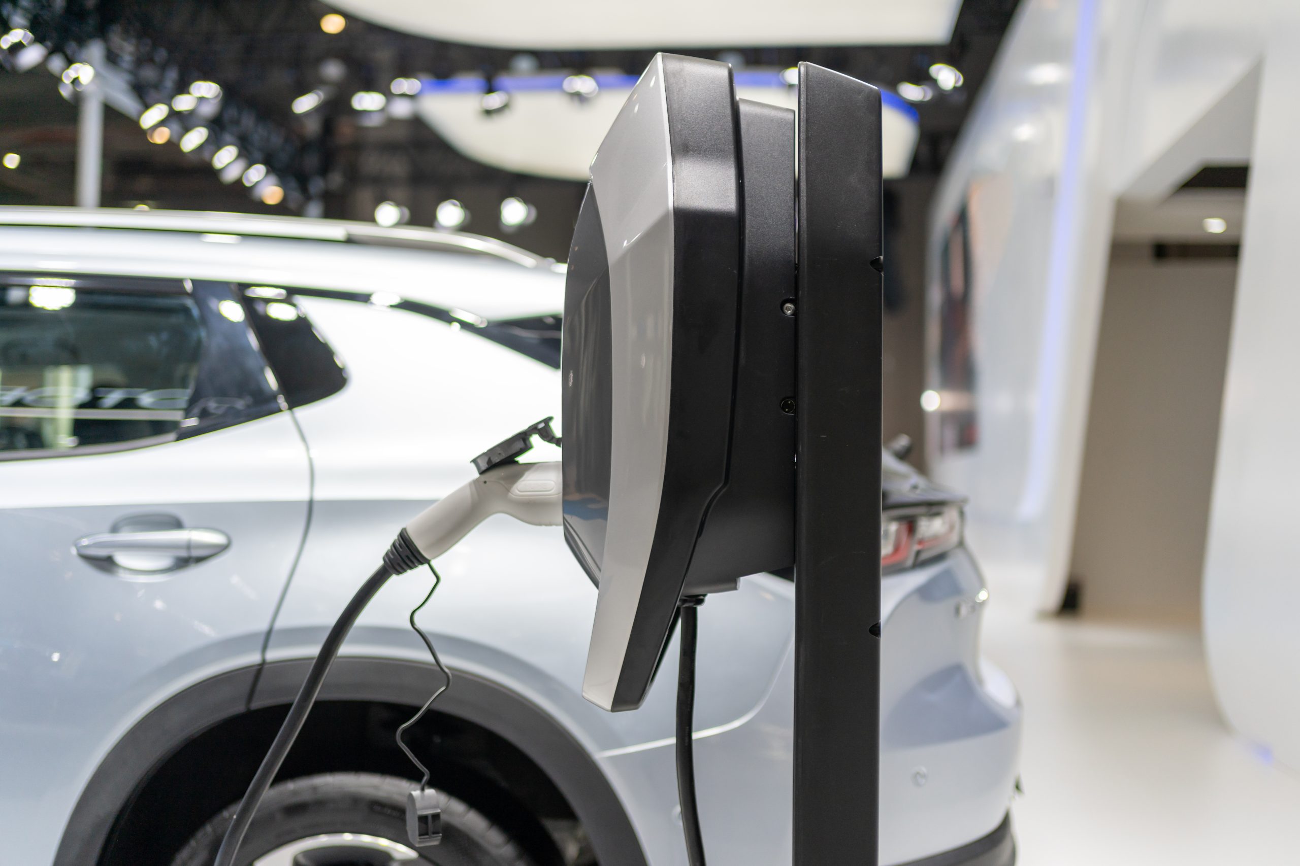 Varios cargadores para coches eléctricos en un garaje comunitario