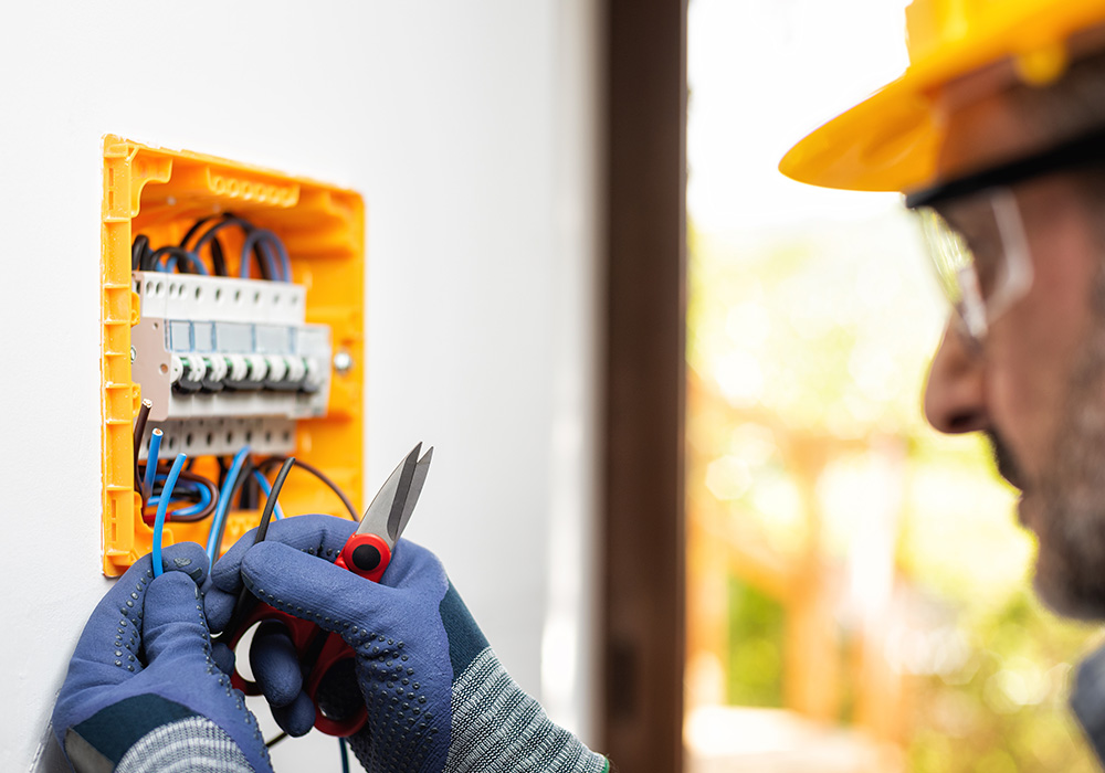 Electricista revisando una avería que deja parte de la vivienda sin luz