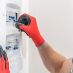 Electricista revisando un cuadro eléctrico con diferencial y magnetotérmicos